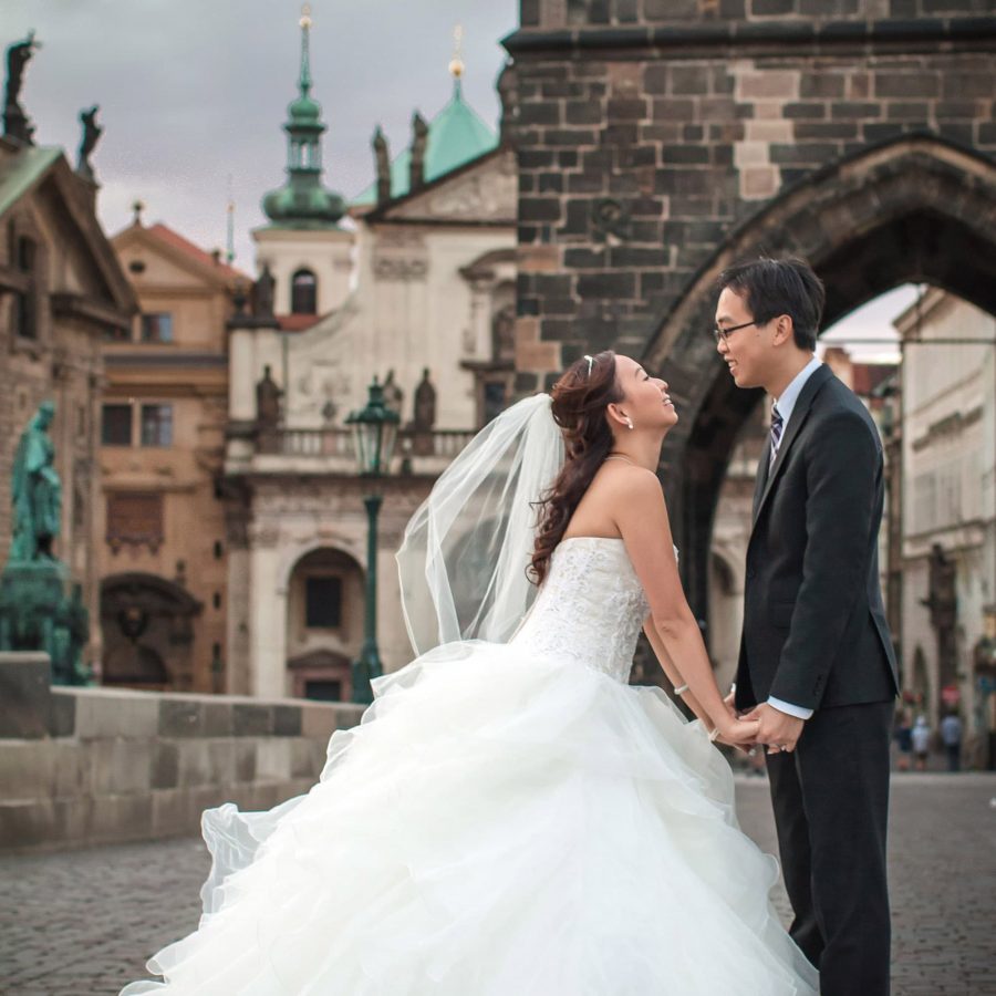 R&A (USA) hip pre-wedding portrait session in Prague / featuring the very best in Prague portrait photographers