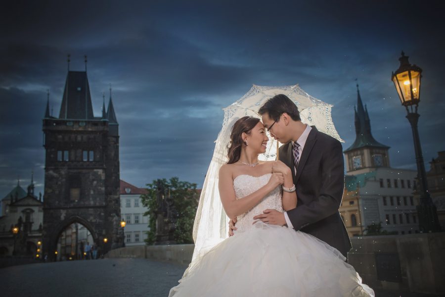 R&A (USA) hip pre-wedding portrait session in Prague / featuring the very best in Prague portrait photographers