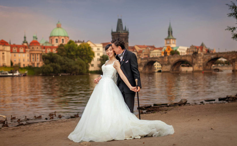 Mastering couple poses for a timeless photoshoot in Prague